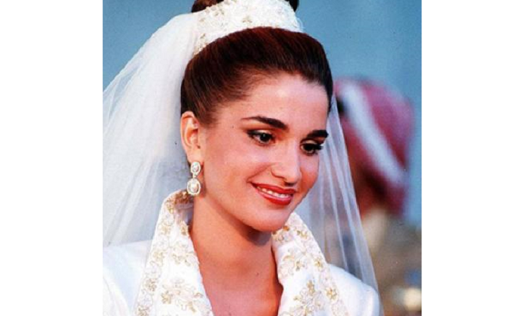 تذكّري معنا فستان زفاف الملكة رانيا الأيقوني في عيد زواجها الـ 25